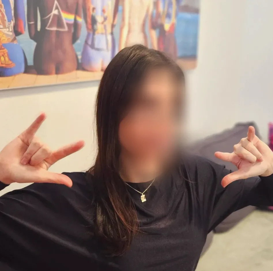 Claudia, 27