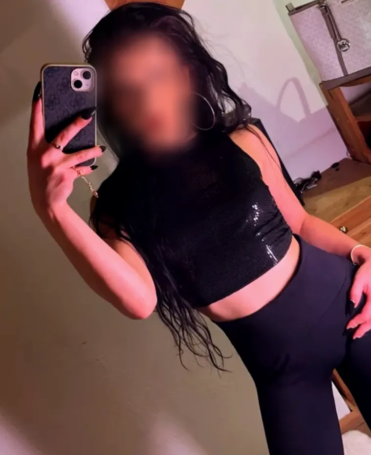 Nicole, 27